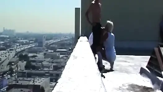 Sarışın orta yaşlı seksi kadın çatıda yarağa binerken fışkırtıyor