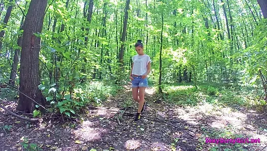 Genç kız ormanda yarak emiyor ve sonra ağacın yanında mastürbasyon yapıyor