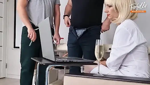 Seksi bir hemşire iki hastanın sperm bağışında bulunmaya yardımcı oluyor. Üçlü. Mfm. Bölüm 1