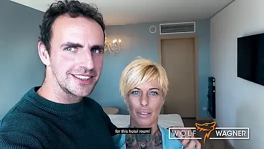 Pis dövmeli orta yaşlı seksi kadın Vicky Hundt bir dev tarafından sikiliyor! Wolf Wagner