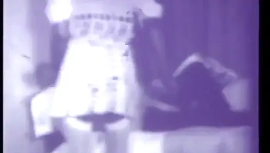 Azgın siyah beyaz orta yaşlı seksi kadın ve takma yarak dildo ile klasik üçlü grup seks (ses yok ama müzik)