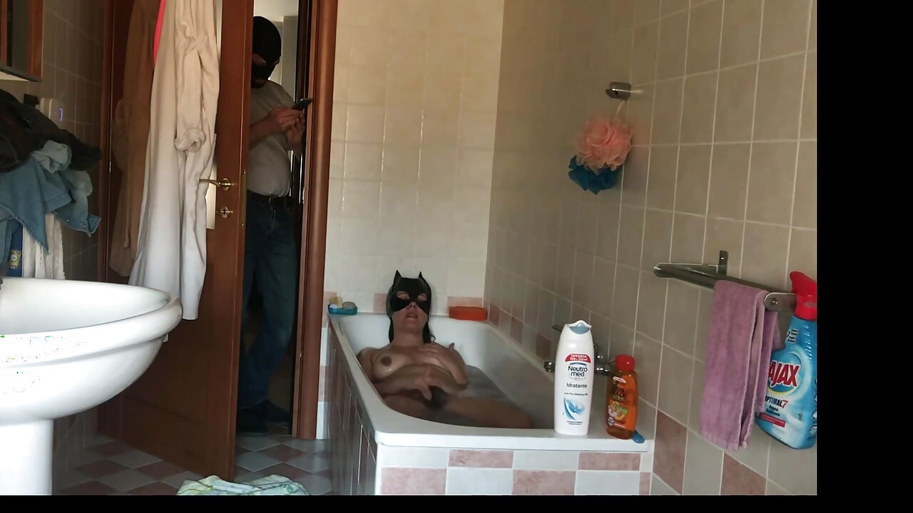 İtalyan kız küvette mastürbasyon yapıyor ve kocası cep telefonuyla kendini filme alıyor