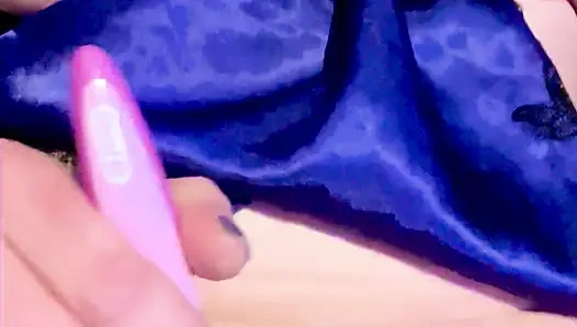 Titreşimli diş fırçasıyla küçük amımı ovarak orgazm oluyorum