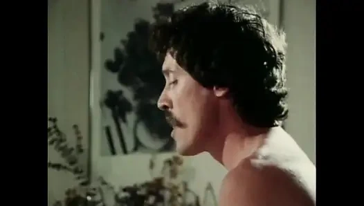 Kıllı amcıklı azgın orta yaşlı seksi kadın arkadaşı tarafından büyük bir yarakla sikiştiği için mutlu