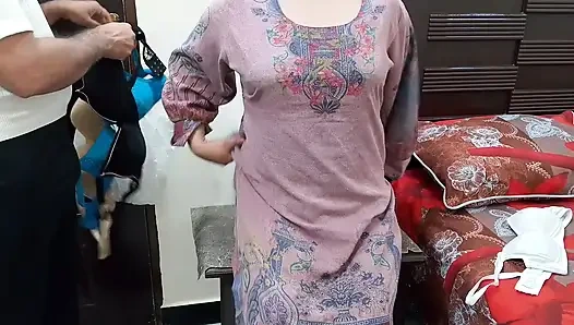 Hintli kadın sutyen satıcısının önünde kıyafetlerini kasten çıkardı