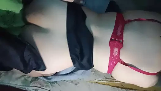 Kısa eteğinin altına koydum