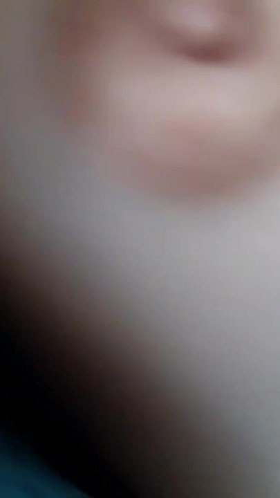 Üvey kız kardeşim yatağında yatıyordu, içine girdi ve ona testereyle oynamasını nasıl söylediğimi dinle. | Klip 1