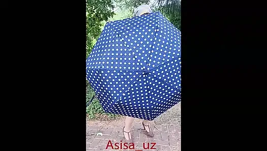 Müslüman kadın şehir parkında sakso çekiyor, külotunu çıkarıyor ve işiyor, amını gösteriyor.
