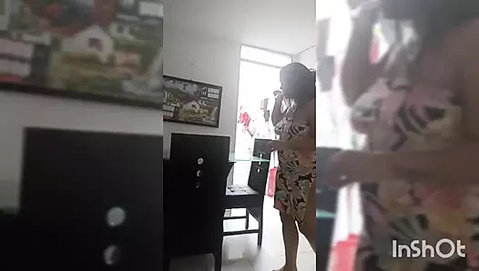 Üvey anne otel odasında aynı yatağı paylaşıyor üvey kız kardeş üçlü sekse katılıyor