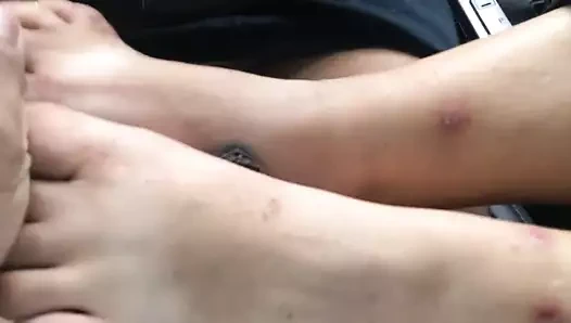 Arkadaşım işten sonra eve gitmek için bana bir footjob veriyor