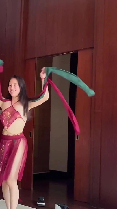 Egzotik dansöz elbisemi beğendin mi? Yakın çekim bakış açısı dansı, sakso ve dölleme