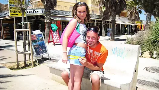 Teenie Strandschlampe auf Mallorca