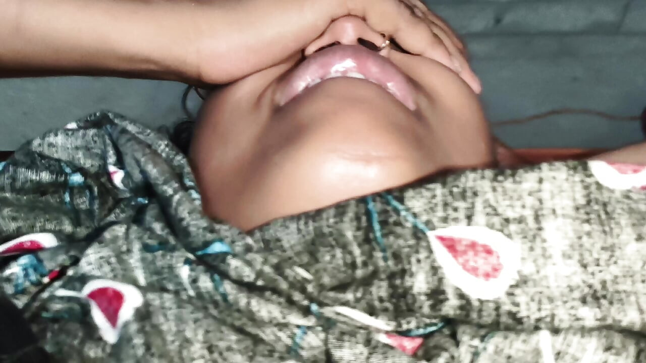 Hintli ateşli seksi kadın geri döndü, tam vücut turu ve kısa sikiş ve boşalma