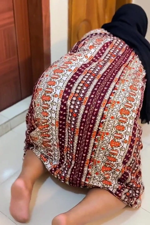 Mısırlı güzel büyük götlü düzgün vücutlu Müslüman ateşli üvey anne yatağın altına sıkıştıktan sonra benden anal sikiş istiyor!