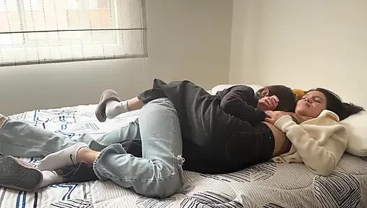 Birbirimize sürtünüyoruz