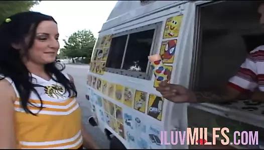 Küçük memeli genç kız amını sert yalıyor