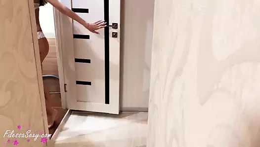 Üvey kızkardeş oral seks ve banyoda sert köpek seks - dikizlemek