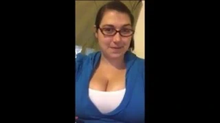 Bh göğüs dekoltesini gösteriyor