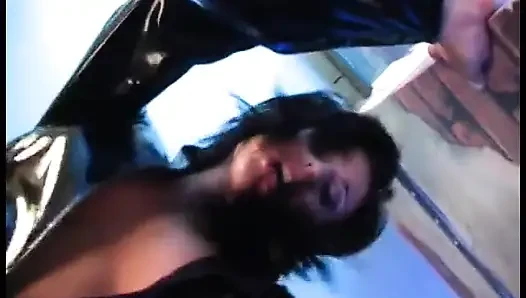 Lateks kaplı dominatrix azgın delikanlının sikişini alıyor