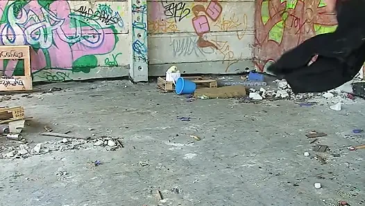 Azgın hatun büyük bir yarağa biniyor ve açık havada ağzına boşalıyor