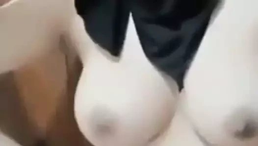 Hijab milf parmak sıcak