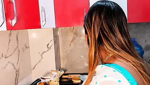 Hintli yaşlı üvey baba gelini ile sert seks yapıyor