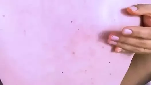 Üvey kızı sıkı ve utangaç bir genç kadındı, ama yatakta boyun eğmez bir kız oldu.