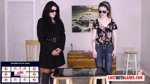 Sigara içen milfs elbiseler çıkarken oynamaya devam et