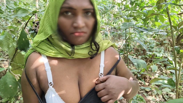 У 19-летней девушки и я был очень хороший секс в джунглях, он сосет член красиво, потому что ты забираешься на тоб меня и трахаешь меня