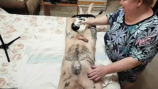 Kayınvalide masaj yaptı ve sonra orgazm olmak için sikimi sıvazladı