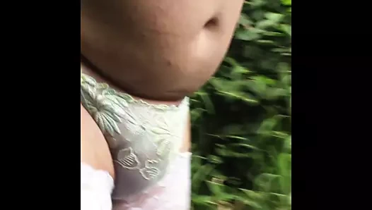 Sahilde küçük yeşil iplerle yürüyün