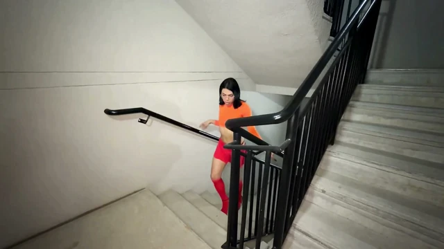 Velma'nın büyük götü sik arıyor ve sonunda sikiliyor.