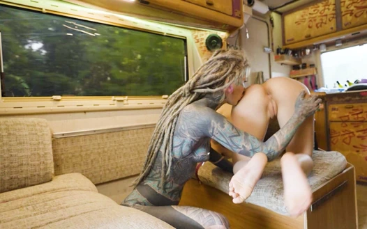 Roadtrip dövmeli kız klasik talbot ekspresinde büyük oyuncaklarla bir kızı anal sikiyor