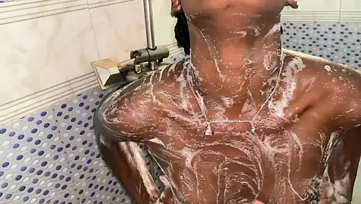 Ateşli zenci bebek banyoda tombul doğal güzellik