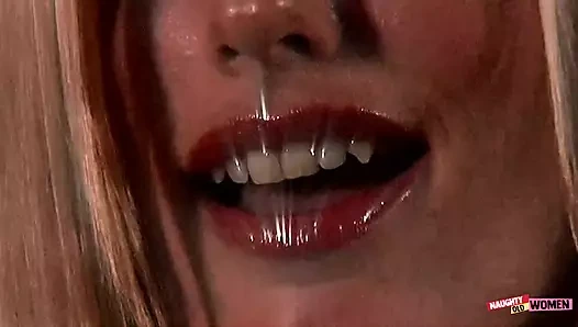 Orta yaşlı seksi kadın amına dildo yaptıktan sonra esmer hevesle sikini emiyor ve tutkuyla ona biniyor