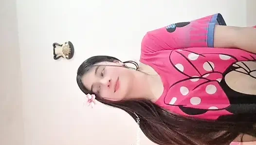 Mastürbasyon yaptığını izledim, sonra arkadan yanına yaklaştım ve poposundan siktim.