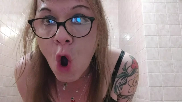 Orta yaşlı seksi kadın susan hardland gecelik iç çamaşırlı tayt ve sert bir yarak.
