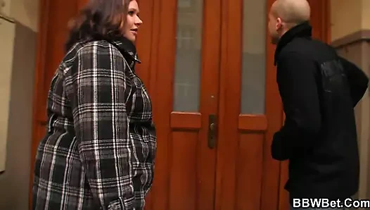 Adam oyun için sokaktan tombul yağ alır