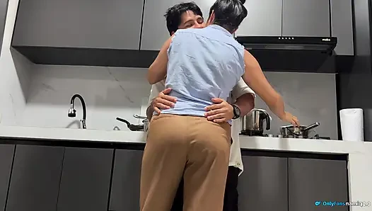 Erkek kardeşimin karısıyla mutfakta sert seks!