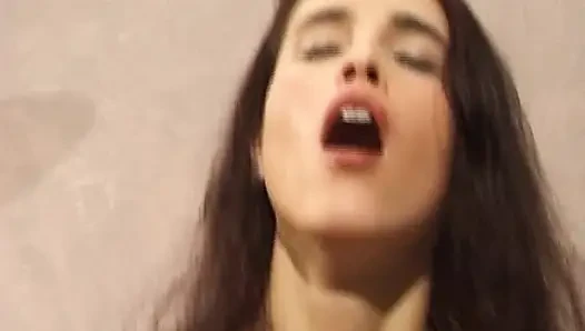 Kıllı amcıklı bu Alman hatun yarağa binmeyi seviyor