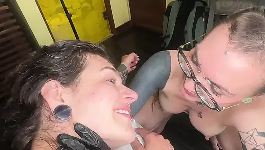 Serbest kullanım foxy hatun sikiliyor, yüzünü sikiyor ve dölleniyor!