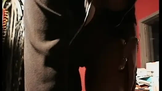 Ateşli Alman orta yaşlı seksi kadın küçük yarak emiyor ve yapay penisle kendini sikiyor