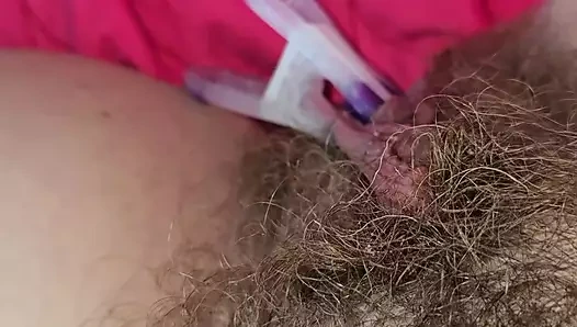 Fahişe amına ve klitorisine kıskaç sokuyor