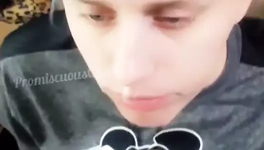 Kirli bir odaya sahip olduğum için ağzıma bir sürü boşalma alıyorum