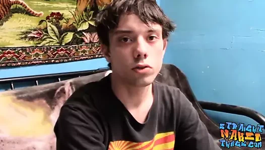 Genç haydut onun büyük yükünü çekmeden önce mastürbasyon yapıyor