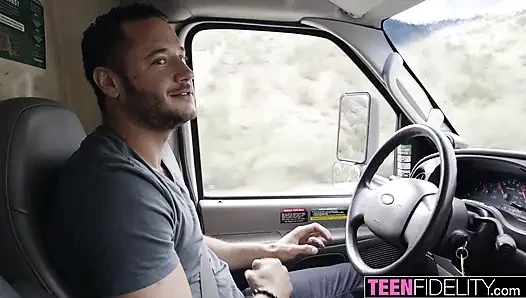 Teenfidelity britney light minibüsün arkasında sikiliyor
