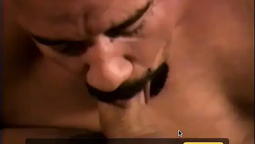 Adam 69 pozisyonunda büyük yarak emiyor