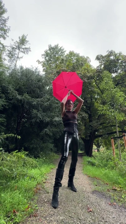 Shemale Naomiperv yağmurlu bir günde eğleniyor!