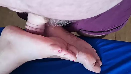 Evli kadın ayağına boşalıyor