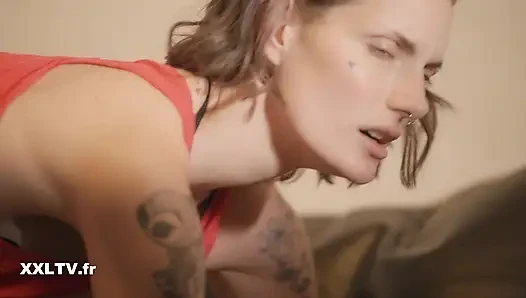 Arkadaşlarının önünde anal seks